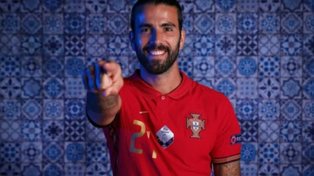 Sérgio Oliveira defendendo a Seleção de Portugal – Foto: Divulgação/UEFA