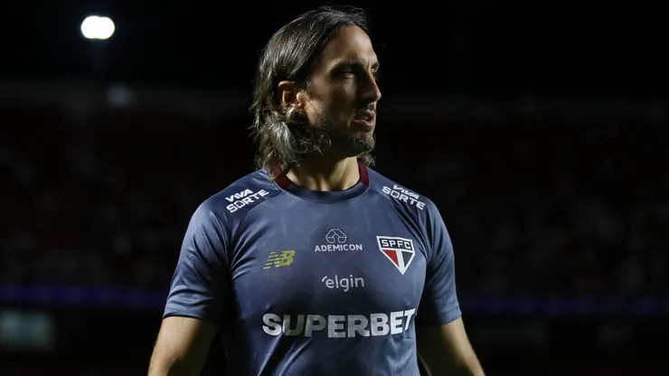 Luis Zubeldia, técnico do São Paulo, durante partida contra o Guarani pelo Campeonato Paulista 2025. Foto: Marco Miatelo/AGIF