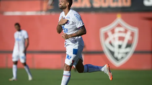 Willian José, do Bahia, celebra seu gol com os companheiros de time durante a partida contra o Barcelona de Ilhéus no Barradão, pelo Campeonato Baiano de 2025. Foto: Jhony Pinho/AGIF