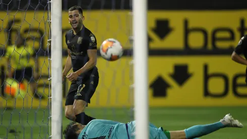 LIMA, PERU – SEPTEMBER 23: Benjamín Garré of Racing Club shoots to score the second goal of his team past Leao Butrón of Alianza Lima during a Group F match between Alianza Lima and Racing Club as part of Copa CONMEBOL Libertadores 2020 at Estadio Alejandro Villanueva on September 23, 2020 in Lima, Peru. (Photo by Paolo Aguilar – Pool/Getty Images)