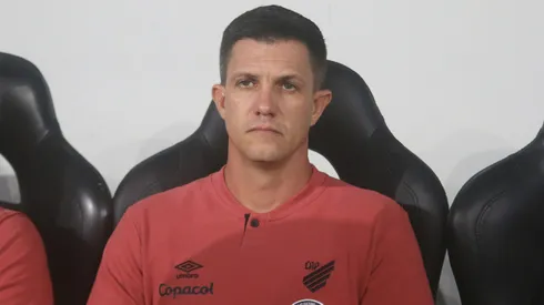 Mauricio Barbieri, técnico do Athletico-PR, durante partida contra o Cianorte pelo Campeonato Paranaense 2025. Foto: Gabriel Machado/AGIF