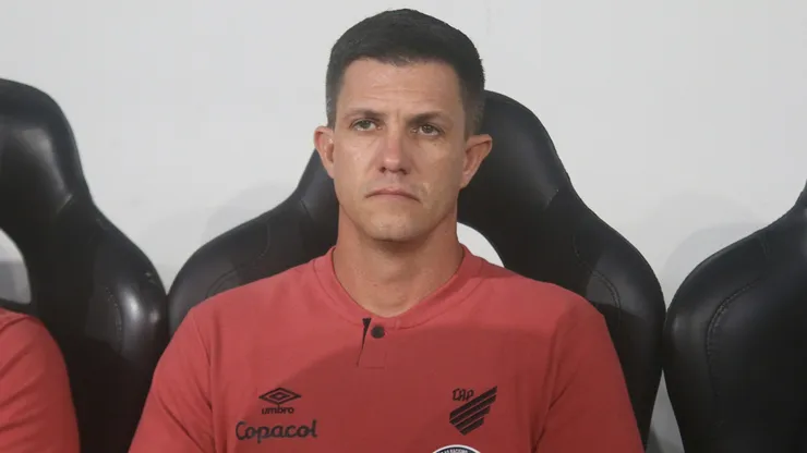 Mauricio Barbieri, técnico do Athletico-PR, durante partida contra o Cianorte pelo Campeonato Paranaense 2025. Foto: Gabriel Machado/AGIF