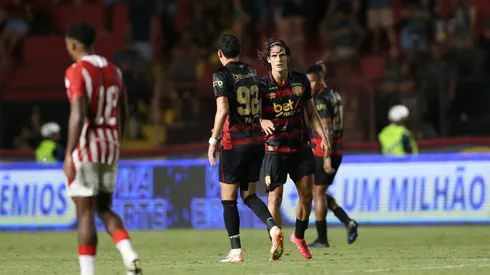 Gonçalo Paciência, do Sport, comemora seu gol contra o Náutico pelo Campeonato Pernambucano 2025, na Ilha do Retiro. Foto: Marlon Costa/AGIF