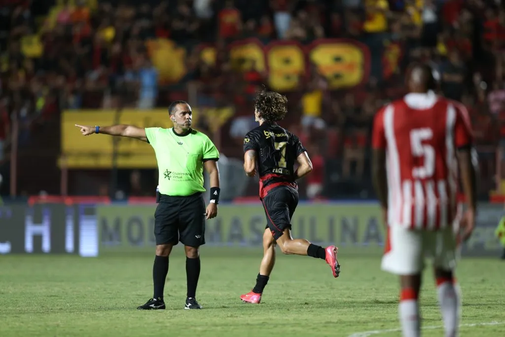 Gonçalo Paciênciam marcando pelo Sport na Ilha do Retiro,, pelo Campeonato Pernambucano 2025. Foto: Marlon Costa/AGIFF