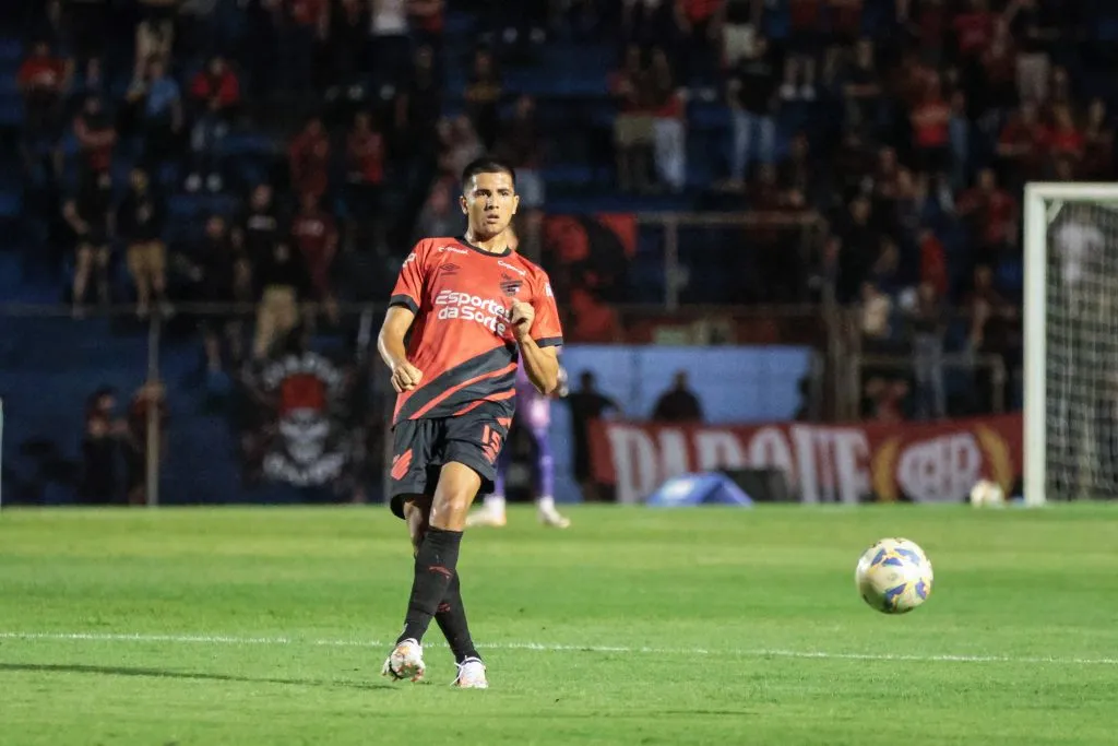 Mateo Gamarra durante partida contra o Andraus no Campeonato Paranaense de 2024. Foto: Robson Mafra/AGIF