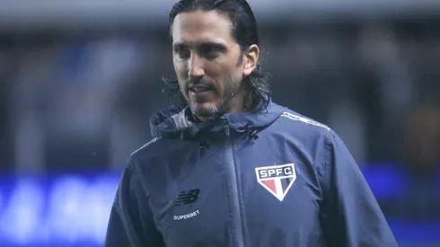 Zubeldía durante confronto contra o Santos no Paulistão 2025.