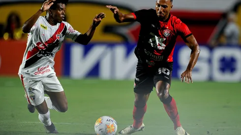 Lucas Braga, jogador do Vitória, em ação durante a partida contra o Ferroviário, no estádio Barradão, pela Copa do Nordeste 2025. Foto: Jhony Pinho/AGIF