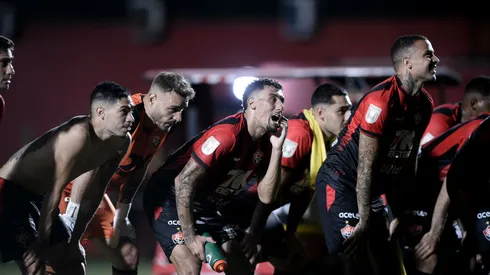 Jogadores do Vitória fazem a festa depois da vitória sobre o Porto-PE no Barradão, pelo Campeonato Baiano 2025. Foto: Jhony Pinho/AGIF