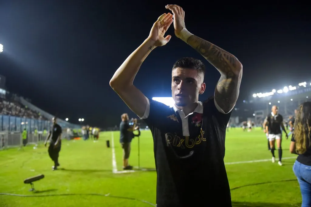 RJ – RIO DE JANEIRO – 06/12/2023 – BRASILEIRO A 2023, VASCO X BRAGANTINO – Gabriel Pec jogador do Vasco comemora vitoria ao final da partida contra o Bragantino no estadio Sao Januario pelo campeonato Brasileiro A 2023. Foto: Thiago Ribeiro/AGIF