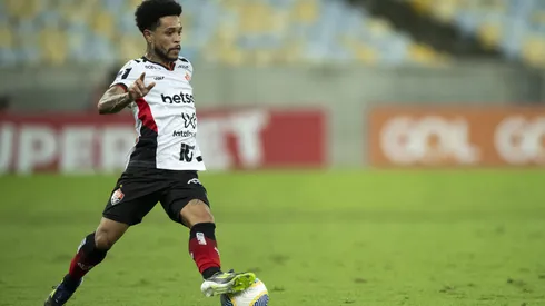 Matheusinho em ação pelo Vitória no Campeonato Brasileiro Série A - Foto: Jorge Rodrigues/AGIF
