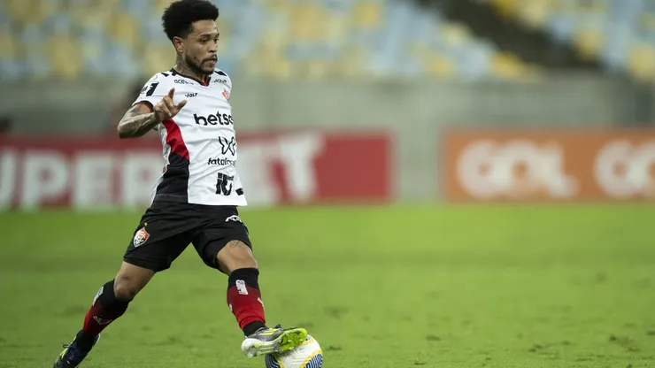 Matheusinho em ação pelo Vitória no Campeonato Brasileiro Série A - Foto: Jorge Rodrigues/AGIF