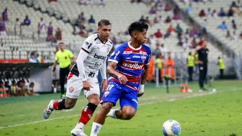 Kervin Andrade, jogador do Fortaleza, em ação no jogo contra o Vitória, na Arena Castelão, pelo Campeonato Brasileiro A de 2024. Foto: Baggio Rodrigues/AGIF