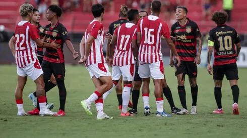 Briga entre jogadores de Sport e Náutico durante partida no estádio Ilha do Retiro pelo Pernambucano 2025. Foto: Rafael Vieira/AGIF