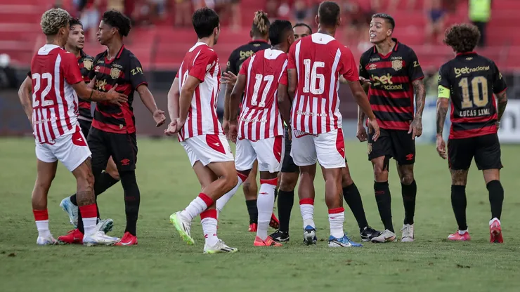 Briga entre jogadores de Sport e Náutico durante partida no estádio Ilha do Retiro pelo Pernambucano 2025. Foto: Rafael Vieira/AGIF