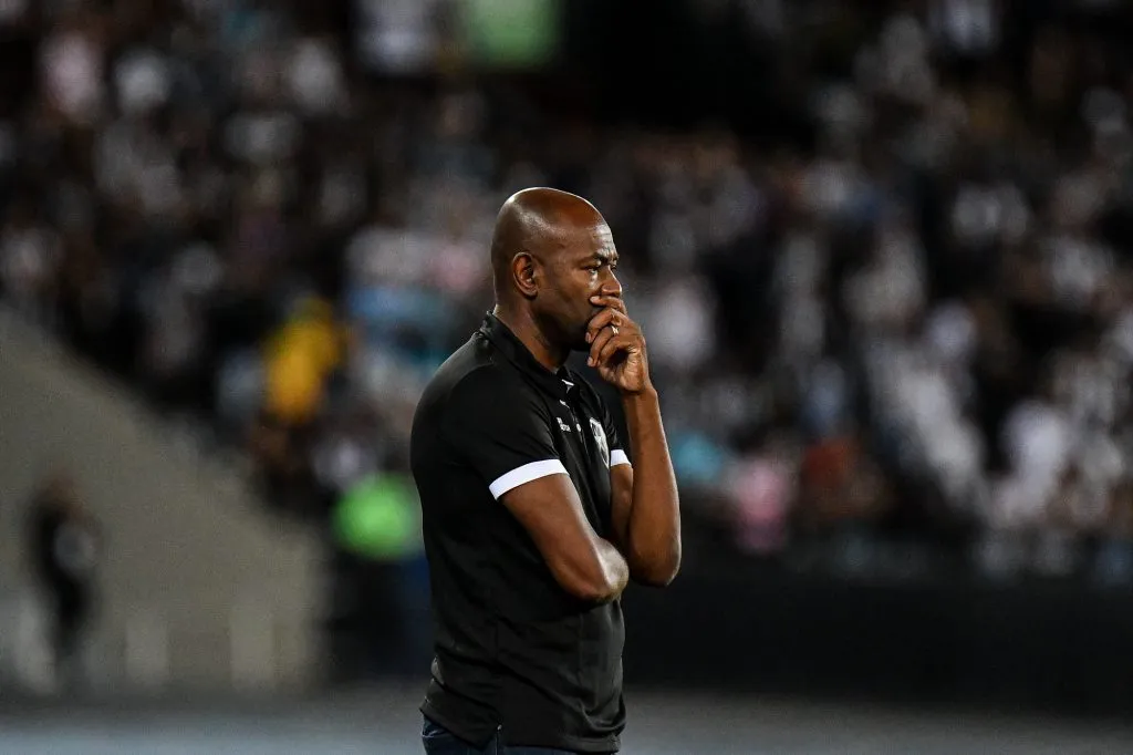 Cláudio Caçapa durante partida contra o Bragantino no Campeonato Brasileiro de 2023. Foto: Thiago Ribeiro/AGIF