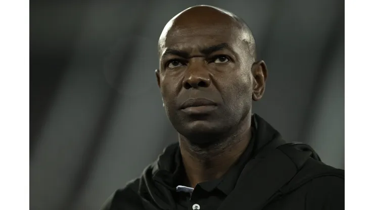Cláudio Caçapa durante confronto contra o Bragantino no Brasileirão 2023.