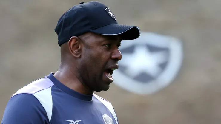 Cláudio Caçapa, técnico interino do Botafogo, durante treinamento da equipe. Foto: Vitor Silva/Botafogo
