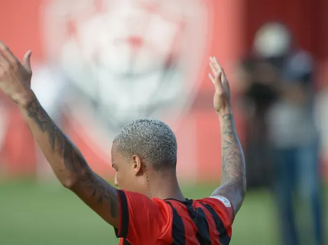 Janderson marca pelo Vitória e torcida esquece Alerrandro