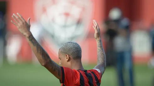 Janderson, do Vitória, celebra seu gol contra o Jequié no Barradão, pelo Campeonato Baiano 2025. Foto: Jhony Pinho/AGIF