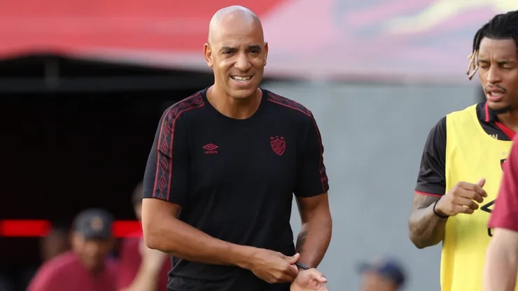 Pepa, técnico do Sport, durante a partida entre Sport e Maguary na Ilha do Retiro em Recife (PE), pelo campeonato pernambucano 2025. Foto: Marlon Costa/AGIF