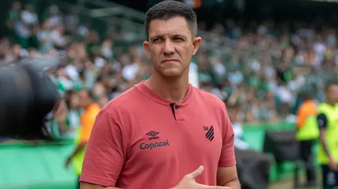 Mauricio Barbieri, técnico do Athletico-PR, durante partida contra o Coritiba pelo Campeonato Paranaense 2025. Foto: Robson Mafra/AGIF