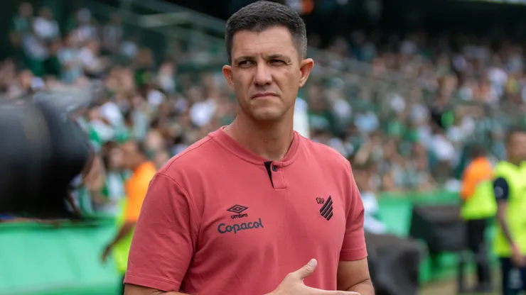 Mauricio Barbieri, técnico do Athletico-PR, durante partida contra o Coritiba pelo Campeonato Paranaense 2025. Foto: Robson Mafra/AGIF
