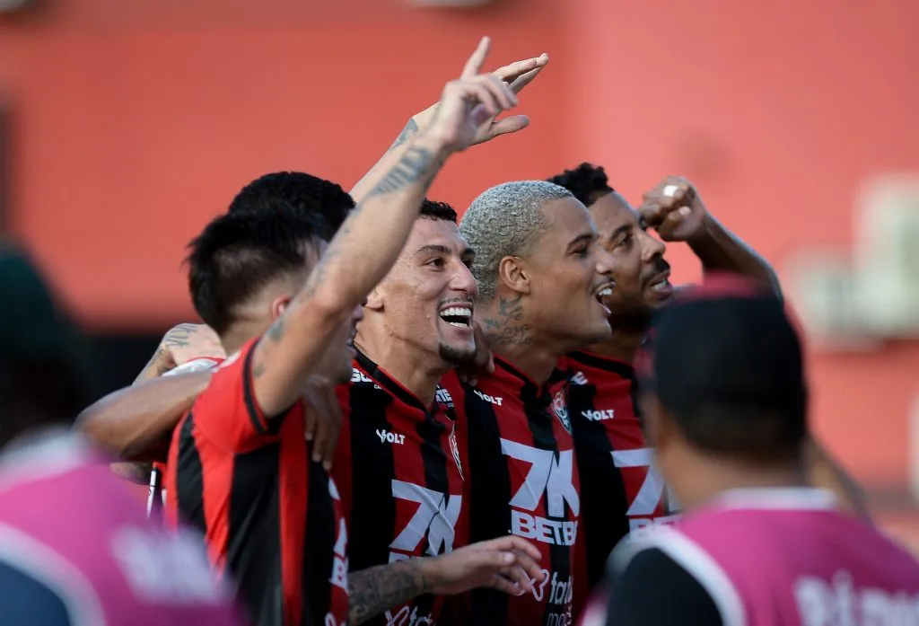 Janderson, jogador do Vitória, comemora seu gol com jogadores do seu time durante partida pelo Campeonato Baiano