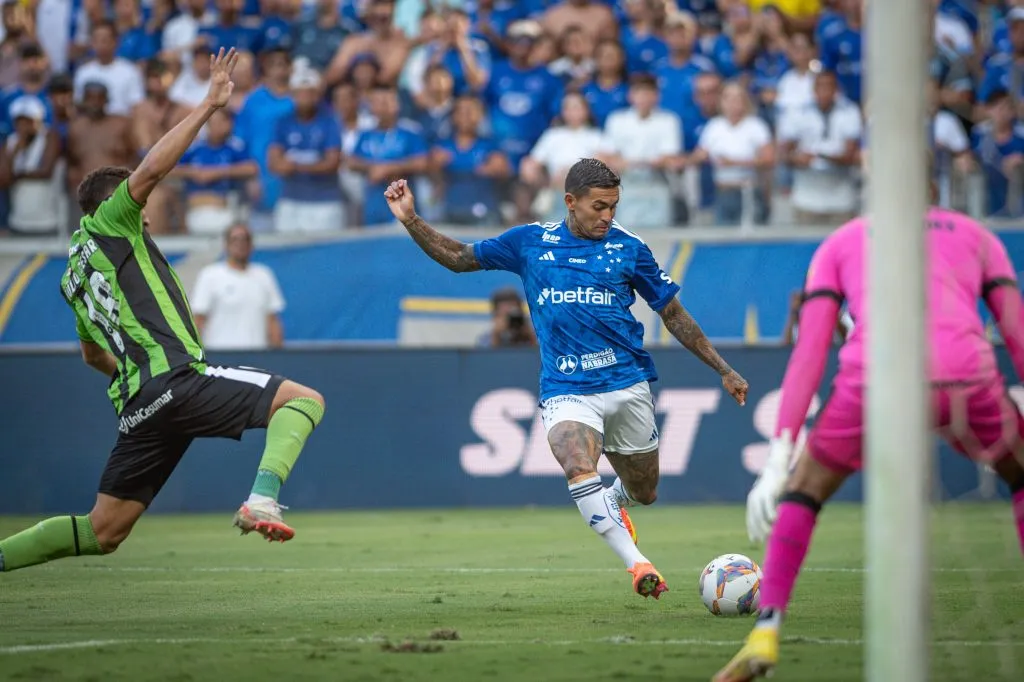 Dudu jogador do Cruzeiro durante partida contra o América-MG no estádio Mineirão pelo campeonato Mineiro 2025. Foto: Alessandra Torres/AGIF