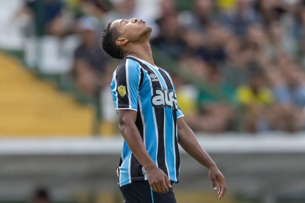 Joao Lucas jogador do Gremio lamenta durante partida contra o Ypiranga no estadio Colosso da Lagoa pelo campeonato Gaucho 2025. Foto: Liamara Polli/AGIF