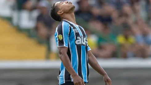 RS – ERECHIM – 15/02/2025 – GAUCHO 2025, YPIRANGA X GREMIO – Joao Lucas jogador do Gremio lamenta durante partida contra o Ypiranga no estadio Colosso da Lagoa pelo campeonato Gaucho 2025. Foto: Liamara Polli/AGIF