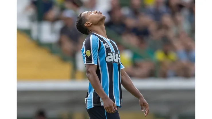 RS - ERECHIM - 15/02/2025 - GAUCHO 2025, YPIRANGA X GREMIO - Joao Lucas jogador do Gremio lamenta durante partida contra o Ypiranga no estadio Colosso da Lagoa pelo campeonato Gaucho 2025. Foto: Liamara Polli/AGIF