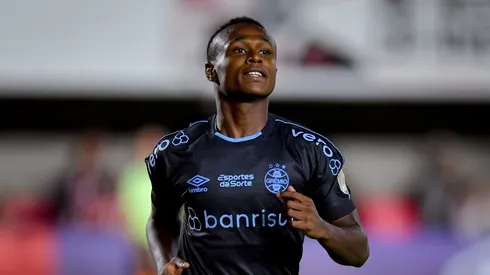 Nathan Fernandes, do Grêmio, comemora após marcar o primeiro gol do time durante uma partida do Grupo C da Copa CONMEBOL Libertadores 2024 entre Estudiantes e Grêmio no Estádio Jorge Luis Hirschi em 23 de abril de 2024 em La Plata, Argentina. (Foto de Marcelo Endelli/Getty Images)