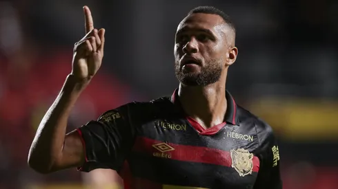 Gustavo Coutinho jogador do Sport comemora seu gol durante partida contra o Jaguar no estádio Ilha do Retiro pelo campeonato Pernambucano 2025 - Foto: Rafael Vieira/AGIF