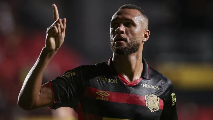 Gustavo Coutinho jogador do Sport comemora seu gol durante partida contra o Jaguar no estádio Ilha do Retiro pelo campeonato Pernambucano 2025 - Foto: Rafael Vieira/AGIF