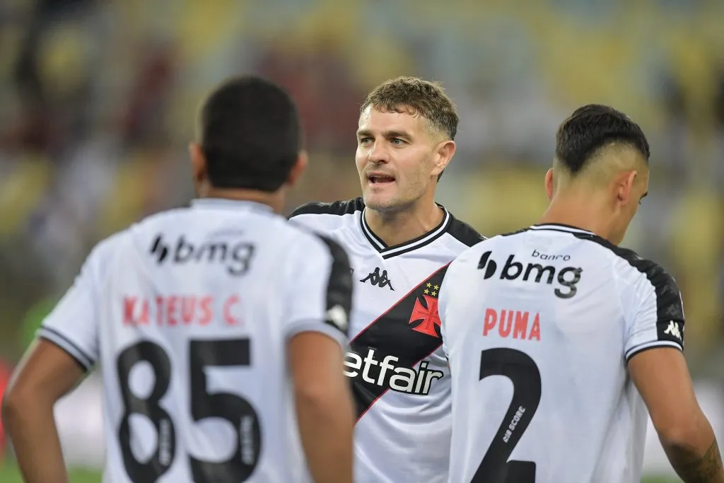 Jogadores do Vasco durante partida contra o Flamengo no Campeonato Carioca 2025. Foto: Thiago Ribeiro/AGIF