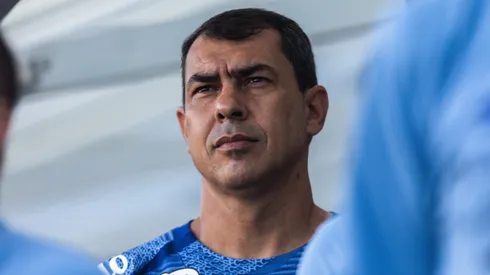 Fabio Carille tecnico do Santos durante execucao do hino nacional antes da partida contra o Paysandu no estadio Vila Belmiro pelo campeonato Brasileiro B 2024. Foto: Reinaldo Campos/AGIF