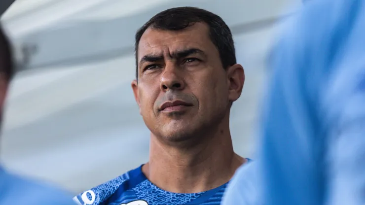 Fabio Carille tecnico do Santos durante execucao do hino nacional antes da partida contra o Paysandu no estadio Vila Belmiro pelo campeonato Brasileiro B 2024. Foto: Reinaldo Campos/AGIF