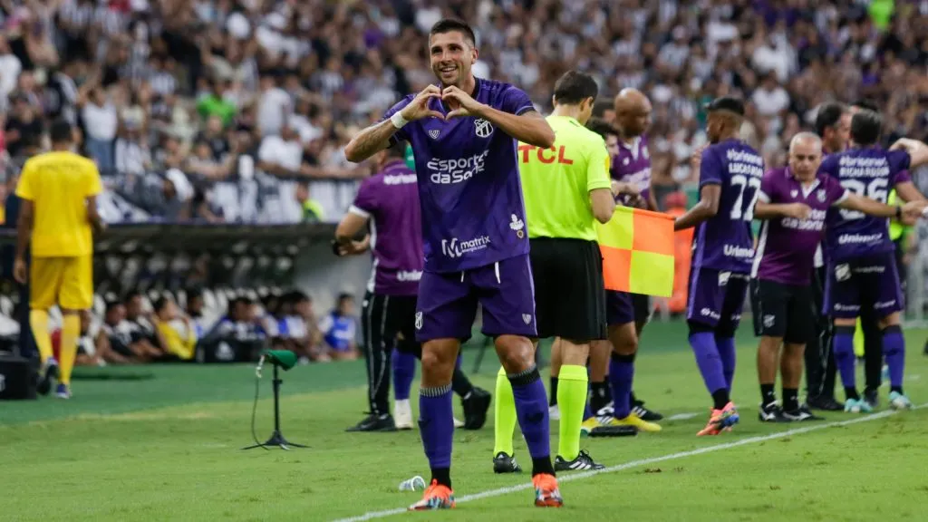 Lucas Mugni jogador do Ceara comemora seu gol durante partida contra o Ponte Preta no estadio Arena Castelao pelo campeonato Brasileiro B 2024. Foto: Lucas Emanuel/AGIF