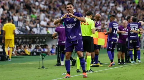 Lucas Mugni jogador do Ceara comemora seu gol durante partida contra o Ponte Preta no estadio Arena Castelao pelo campeonato Brasileiro B 2024. Foto: Lucas Emanuel/AGIF