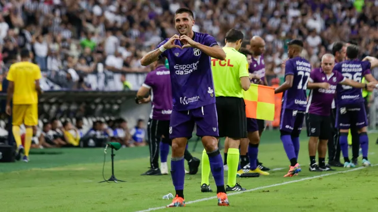 Lucas Mugni jogador do Ceara comemora seu gol durante partida contra o Ponte Preta no estadio Arena Castelao pelo campeonato Brasileiro B 2024. Foto: Lucas Emanuel/AGIF