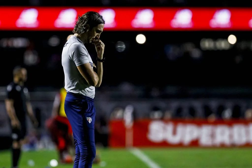 Zubeldía falou sobre a consistência defensiva do São Paulo no clássico. Foto: Marco Miatelo/AGIF
