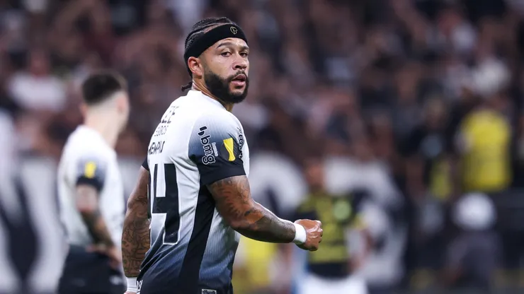 Memphis Depay jogador do Corinthians durante partida contra o São Bernardo no estádio Arena Corinthians pelo campeonato Paulista 2025. Foto: Marcello Zambrana/AGIF