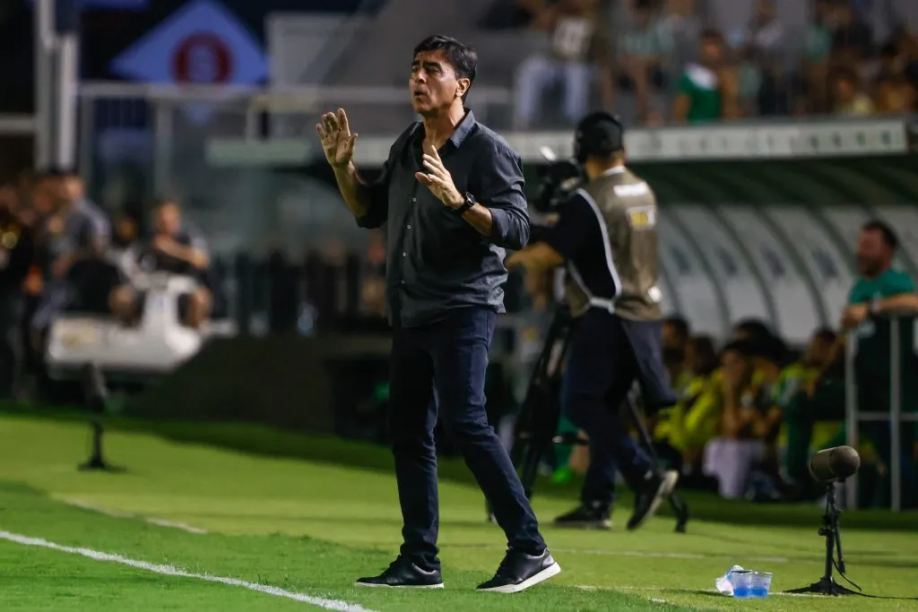 Gustavo Quinteros técnico do Grêmio durante partida contra o Juventude no estádio Alfredo Jaconi pelo campeonato Gaucho 2025. Foto: Luiz Erbes/AGIF