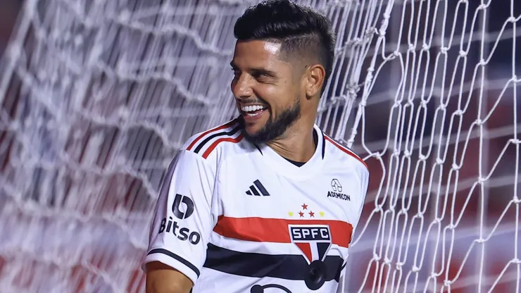 Cicinho durante partida festiva entre São Paulo e Milan em 2023.