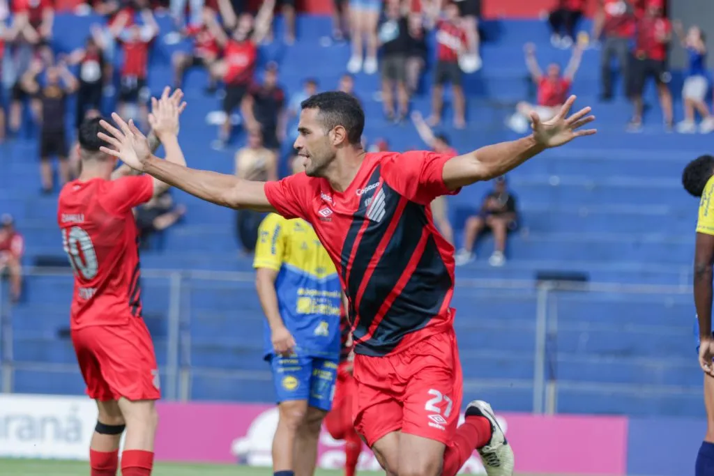 Alan Kardec comemorando gol durante partida contra o Andraus no Campeonato Paranaense de 2025. Foto: Robson Mafra/AGIF
