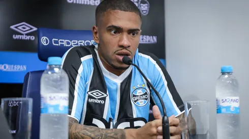 FOTO: CAROLINE MOTTA/GRÊMIO FBPA – Lucas Esteves durante entrevista coletiva no Grêmio.