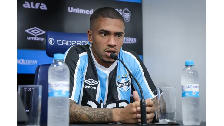 FOTO: CAROLINE MOTTA/GRÊMIO FBPA - Lucas Esteves durante entrevista coletiva no Grêmio.