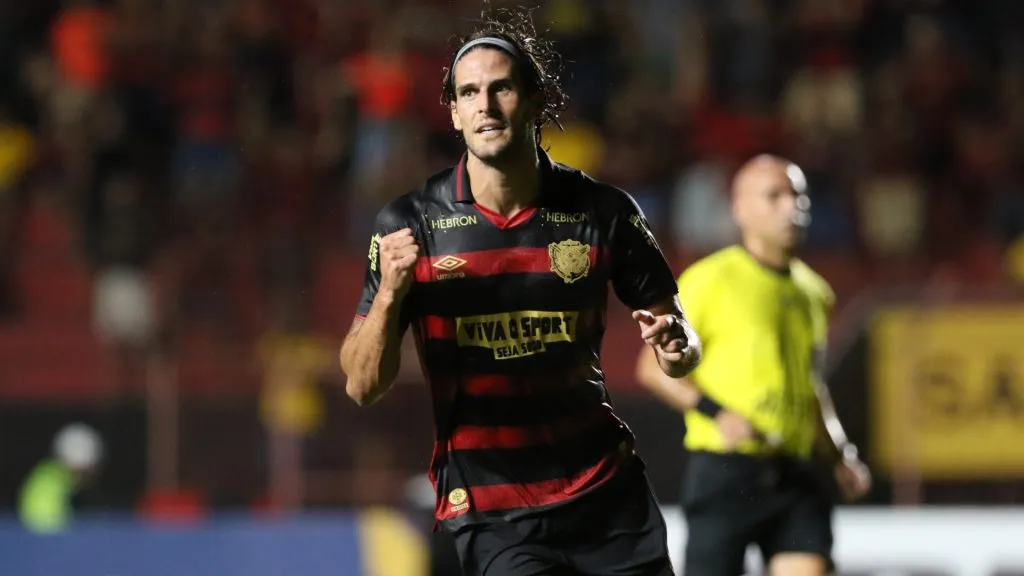 Gonçalo Paciência em ação pelo Sport – Foto: Marlon Costa/AGIF