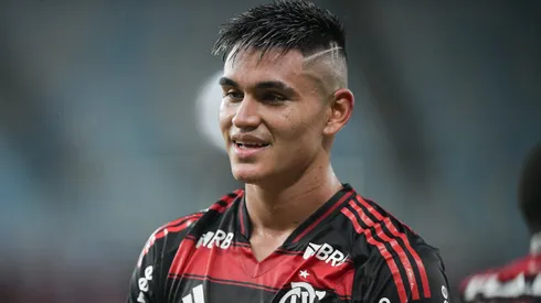 Alcaraz, jogador do Flamengo, durante partida contra o Sampaio Corrêa pelo Campeonato Carioca 2025. Foto: Thiago Ribeiro/AGIF