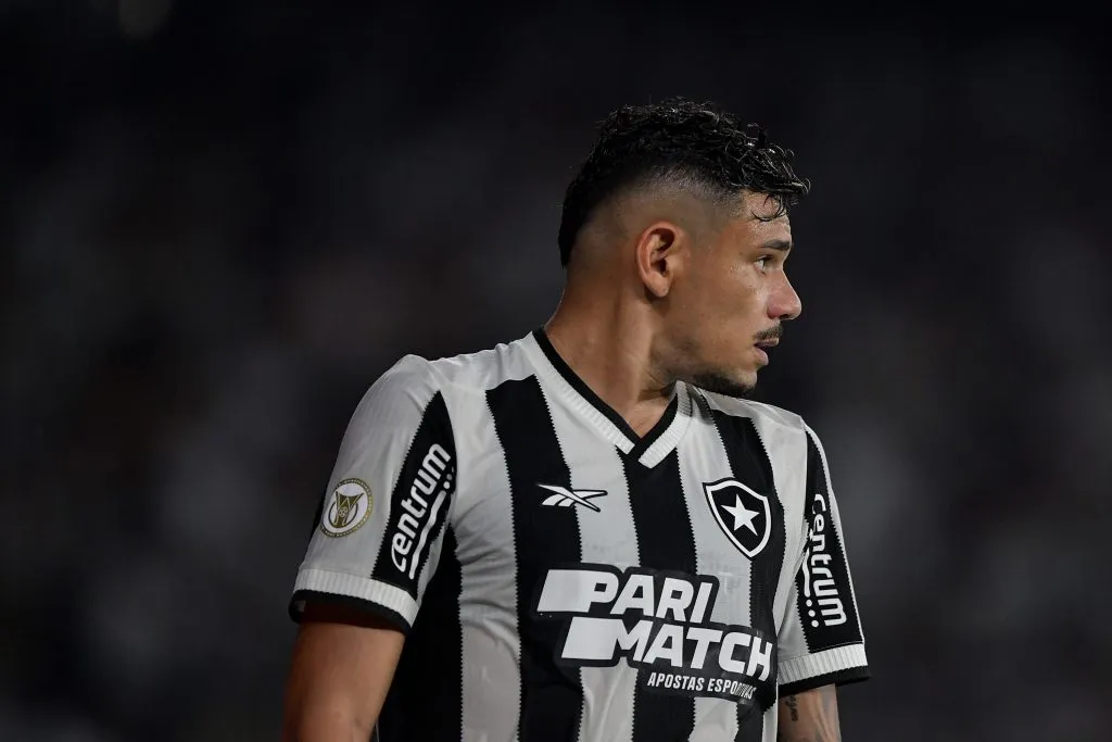 RJ – RIO DE JANEIRO – 11/06/2024 – BRASILEIRO A 2024, BOTAFOGO X FLUMINENSE – Tiquinho Soares jogador do Botafogo durante partida contra o Fluminense no estadio Engenhao pelo campeonato Brasileiro A 2024. Foto: Thiago Ribeiro/AGIF